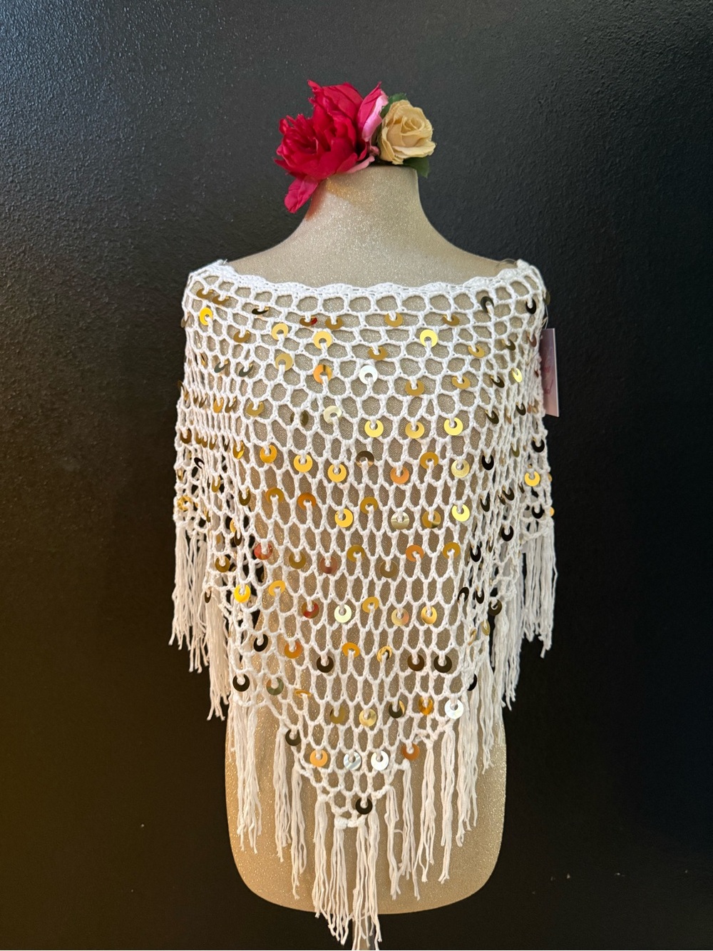 White poncho with sequin details ✨